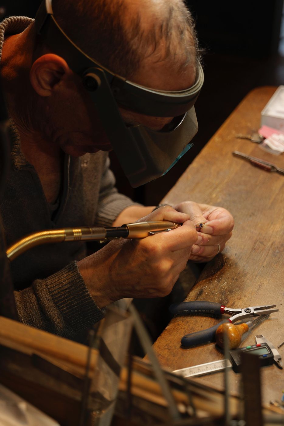 Ariel Katorza in a loupe visor setting a stone with a graver at the Annie Smith bench